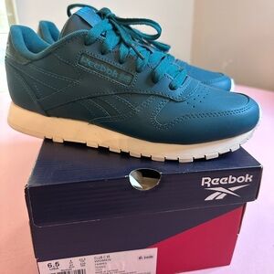 Brand New never worn Reebok women’s Teal Lace-Up Sneakers